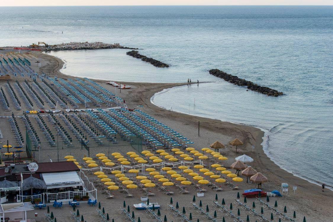 Grand Hotel Montesilvano Marina Exteriör bild